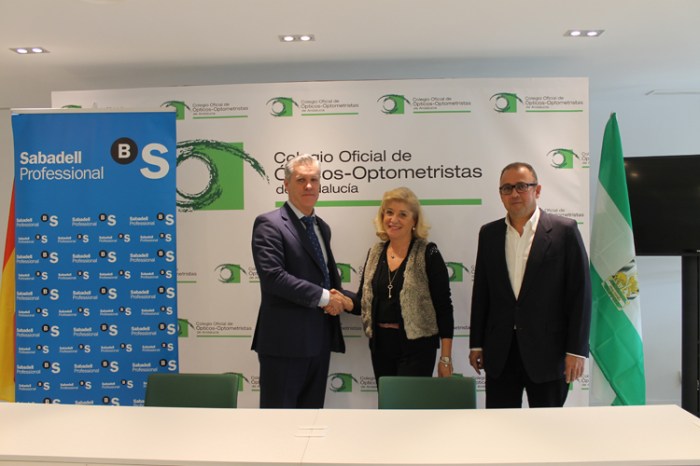 Juan Carlos Gil de Biedma Benjumeda, director de zona en Sevilla Sur y Córdoba de Banco Sabadell; junto a Blanca Fernández, presidenta del COOOA; y Jorge Maguilla, tesorero del COOOA