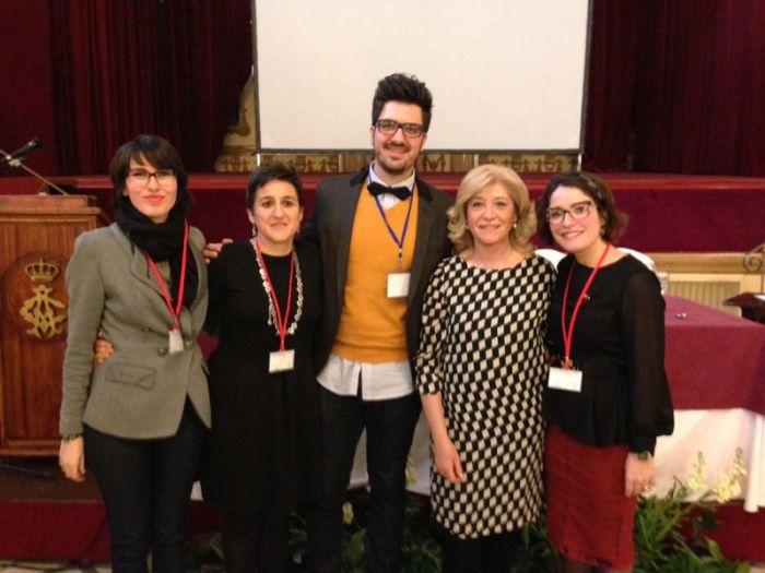 Blanca Fernández, presidenta del COOOA, posa junto a varios de los ponentes que participaron en las jornadas celebradas en Córdoba, donde aportaron su visión acerca del aprendizaje y desarrollo en edad infantil en diferentes campos científicos