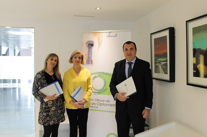 Blanca Fernández, presidenta del COOOA, junto a Rafael Reyes, jefe de Gestión Comercial de Adeslas y Olga Gómez, agente de seguros exclusivo. 