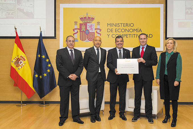 Los fundadores de ClaraVisión posan con el Premio Nacional de Comercio Interior 2015